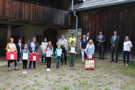 Die Gewinner der Weltwasserwoche 2021 mit Organisatoren, Landrat Thomas Ebeling und Institutionsleitern. 