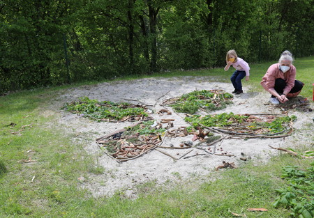 Kinder basteln Naturschmetterling