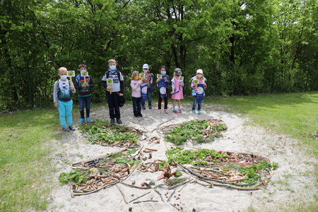 Kinder mit fertigem Naturschmetterling