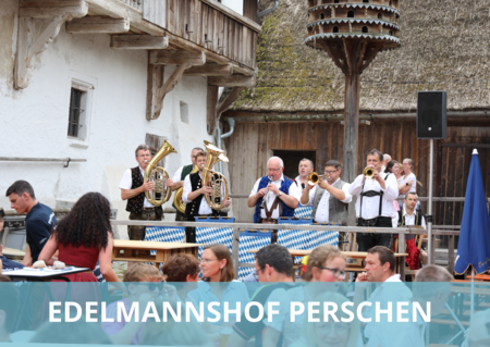 Vorplatz des Edelmannshofs in Perschen. im Hintergrund das Haupthaus. Im Vordergrund das zweiflüglige Eingangstor.
